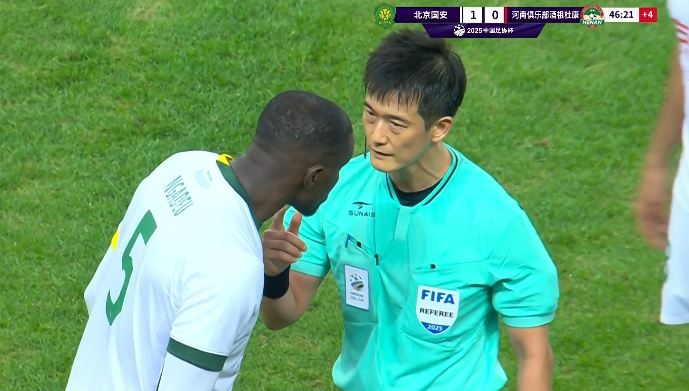 如何评价？韩国主裁半场出示3张黄牌，回看VAR改判点球