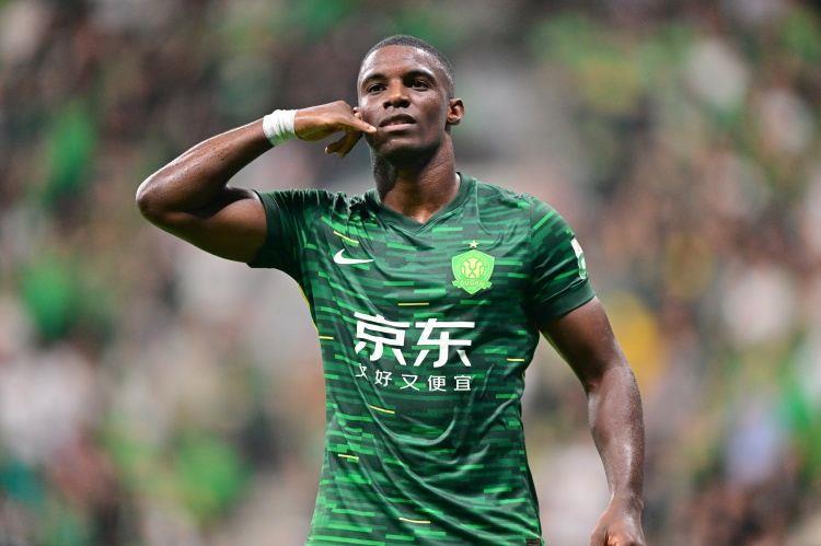 大腿！32岁法比奥决赛戴帽 赛季38场33球收获首座金靴 生涯首冠