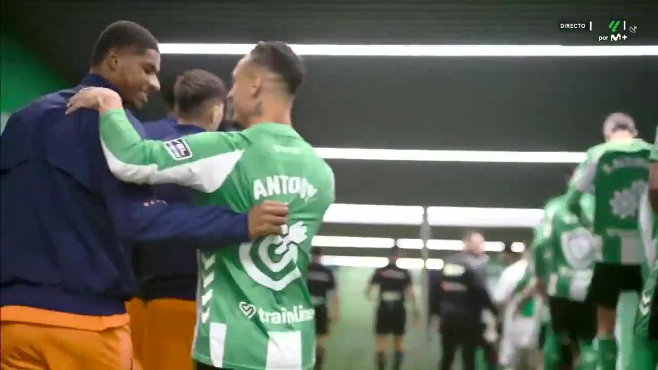 他乡遇故知安东尼赛前与拉什福德拥抱致意，“炸弹小队”重逢