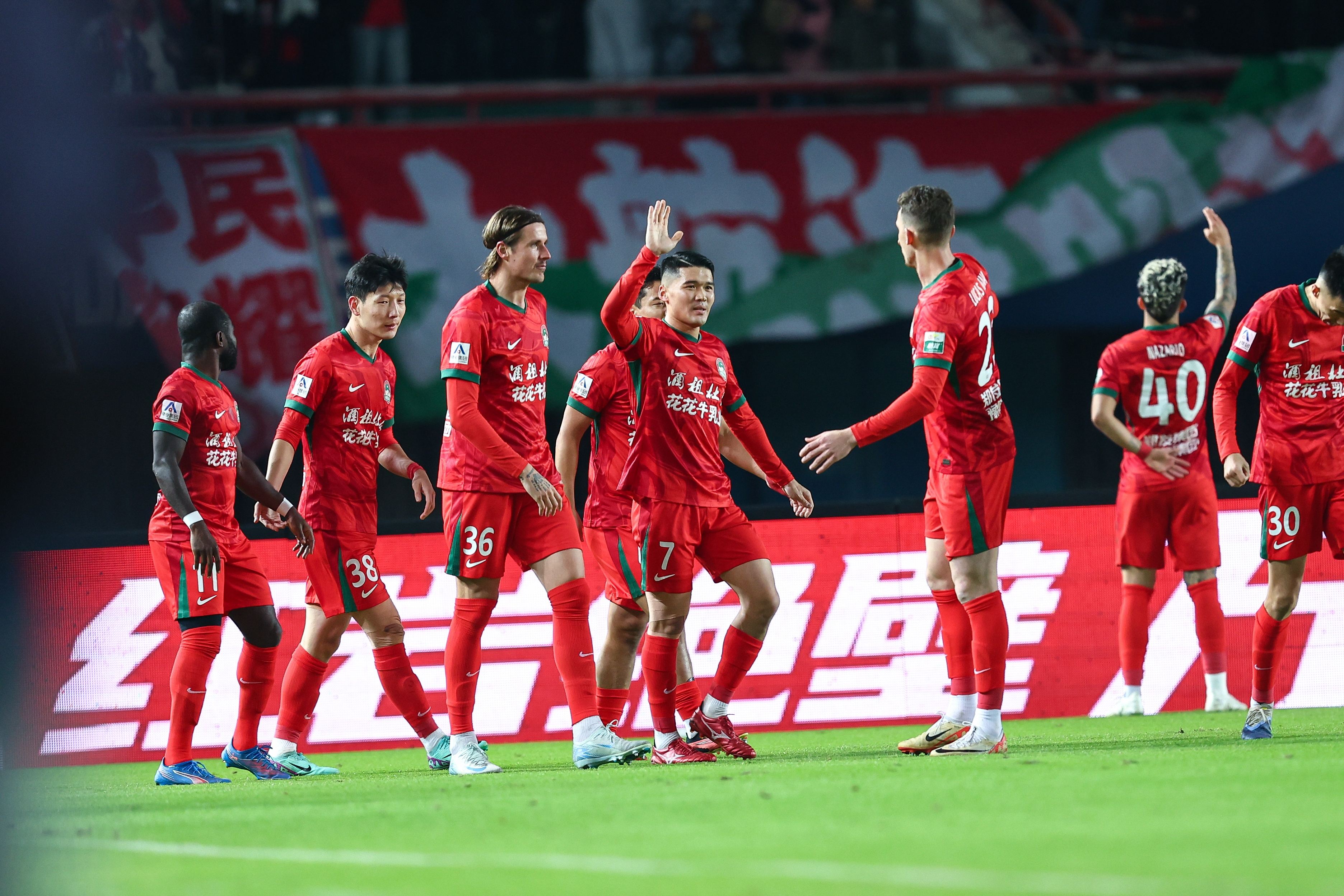 足球报：河南踢得紧张被国安牵着鼻子走，但未竟梦想也是征途序章