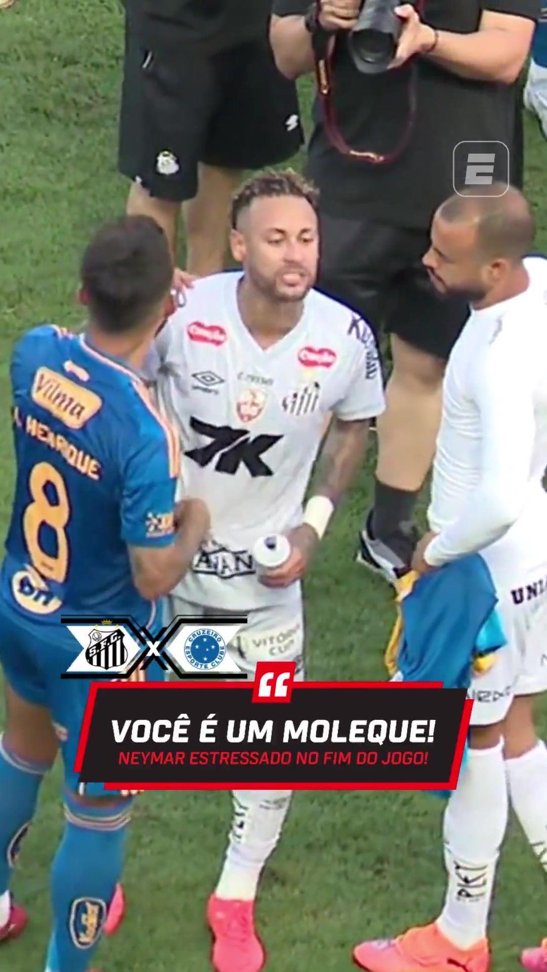 内马尔终场前挑球过人，球被对手一拳打飞，两人笑嘻嘻交流后开吵