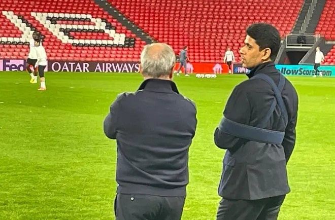 带伤督战！巴黎圣日耳曼主席纳赛尔手打石膏，观看球队训练