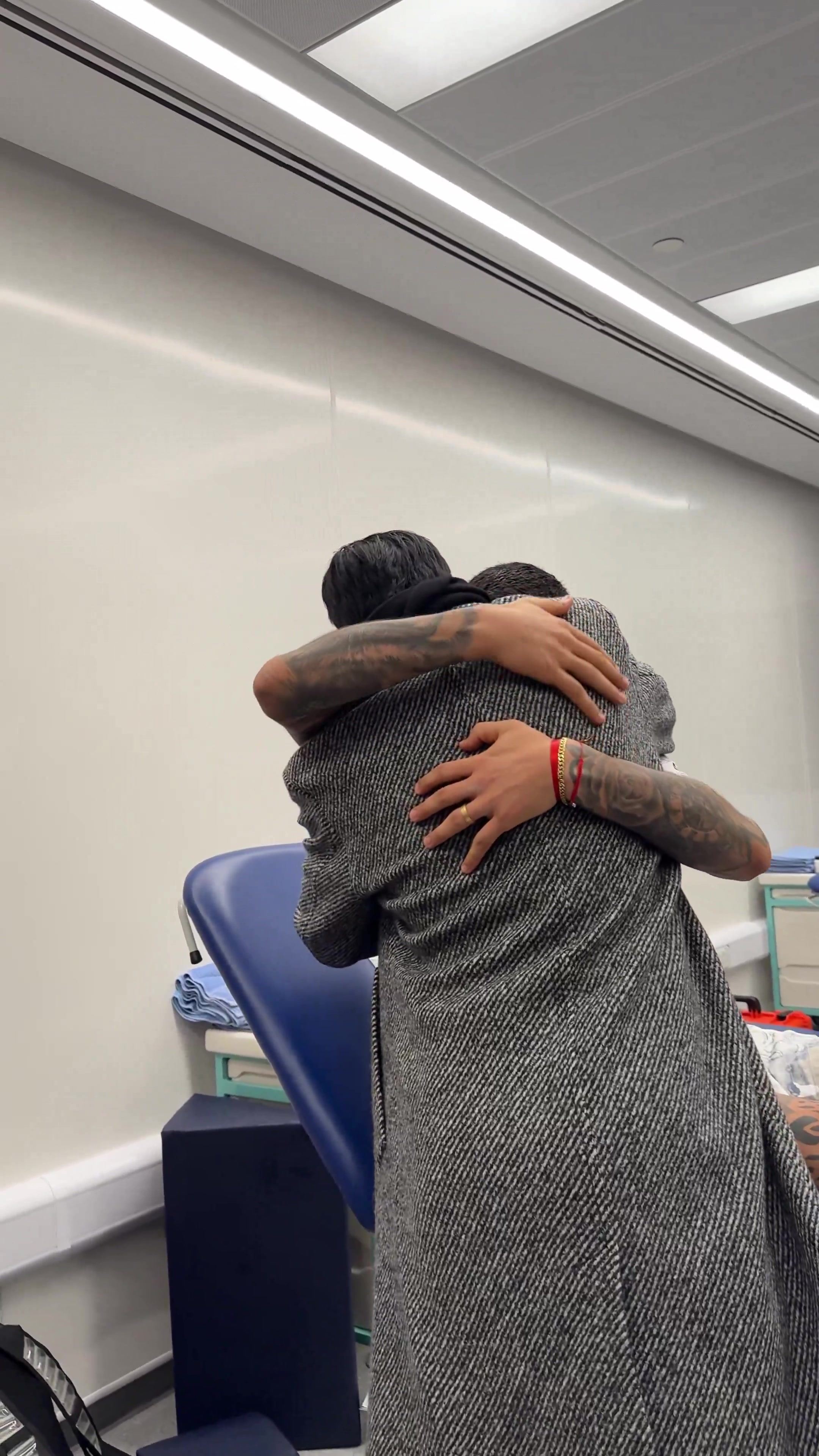 亲切拥抱！孙兴慜赛后与罗梅罗、里沙利松见面