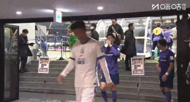 广岛外援半场结束后在球员通道挑衅高天意，双方一度爆发冲突