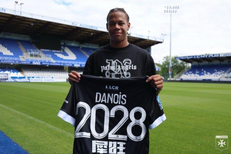 跟队记者：纽卡关注21岁欧塞尔中场达努瓦，樱桃曾报1000万镑被拒