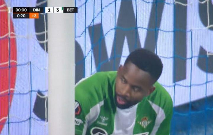 不愧是你！巴坎布门前1米抢点打空门却中横梁，球员自己应声入网