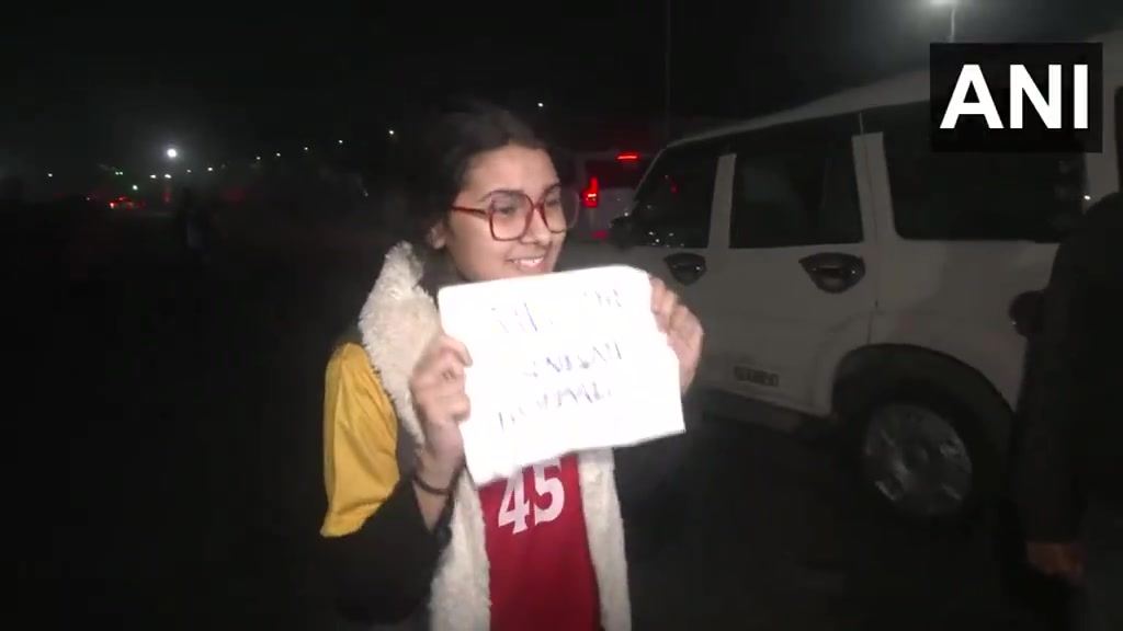 FIFA排名仅142！梅西印度行期间 一名女孩举“救救印度足球”标语