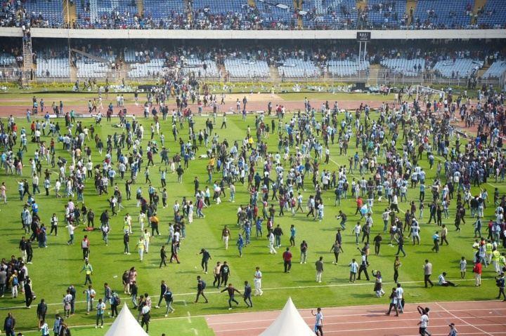 大批球迷冲场！印媒：因管理混乱 安全原因 梅西被迫提前结束绕场