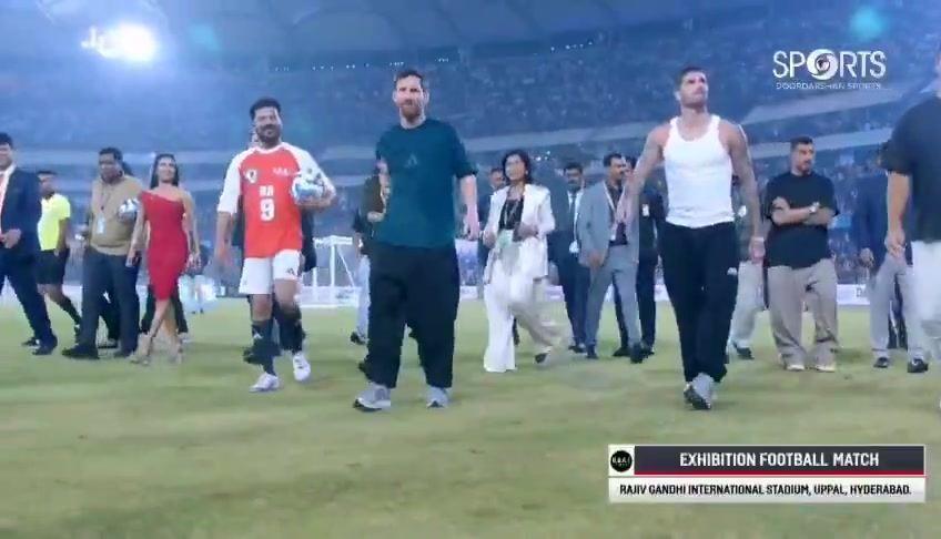 印度部长抛球给梅西开大脚，梅西示意部长来一脚，并把球抛回给他