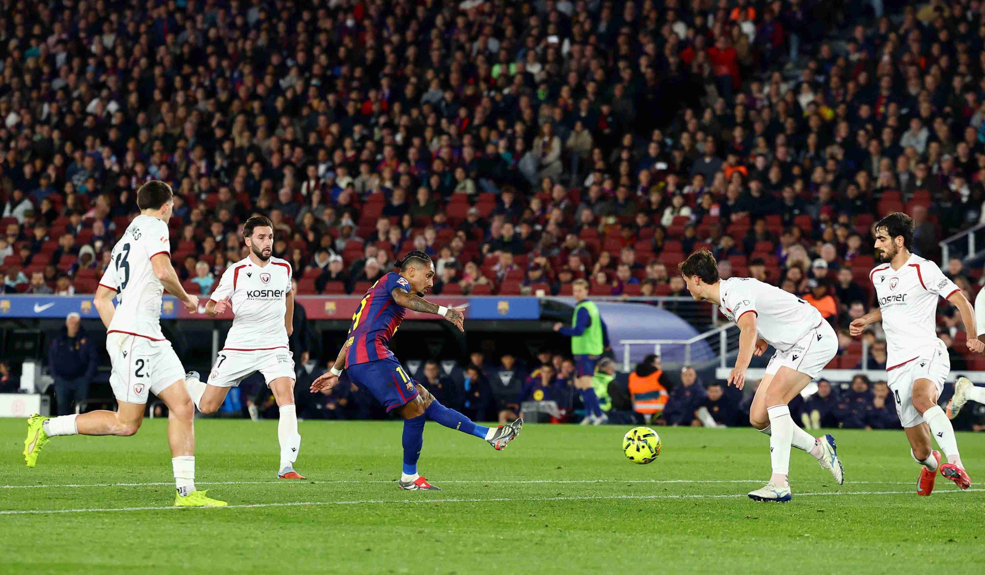 巴萨球迷在对阵奥萨苏纳时嘲讽皇马：哈维（阿隆索），留下来！