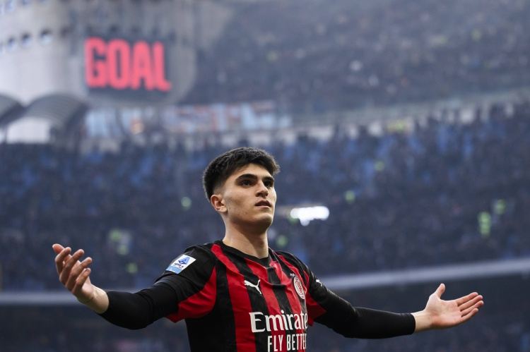 巴尔泰萨吉是米兰过去40年里，第三年轻的进球后卫