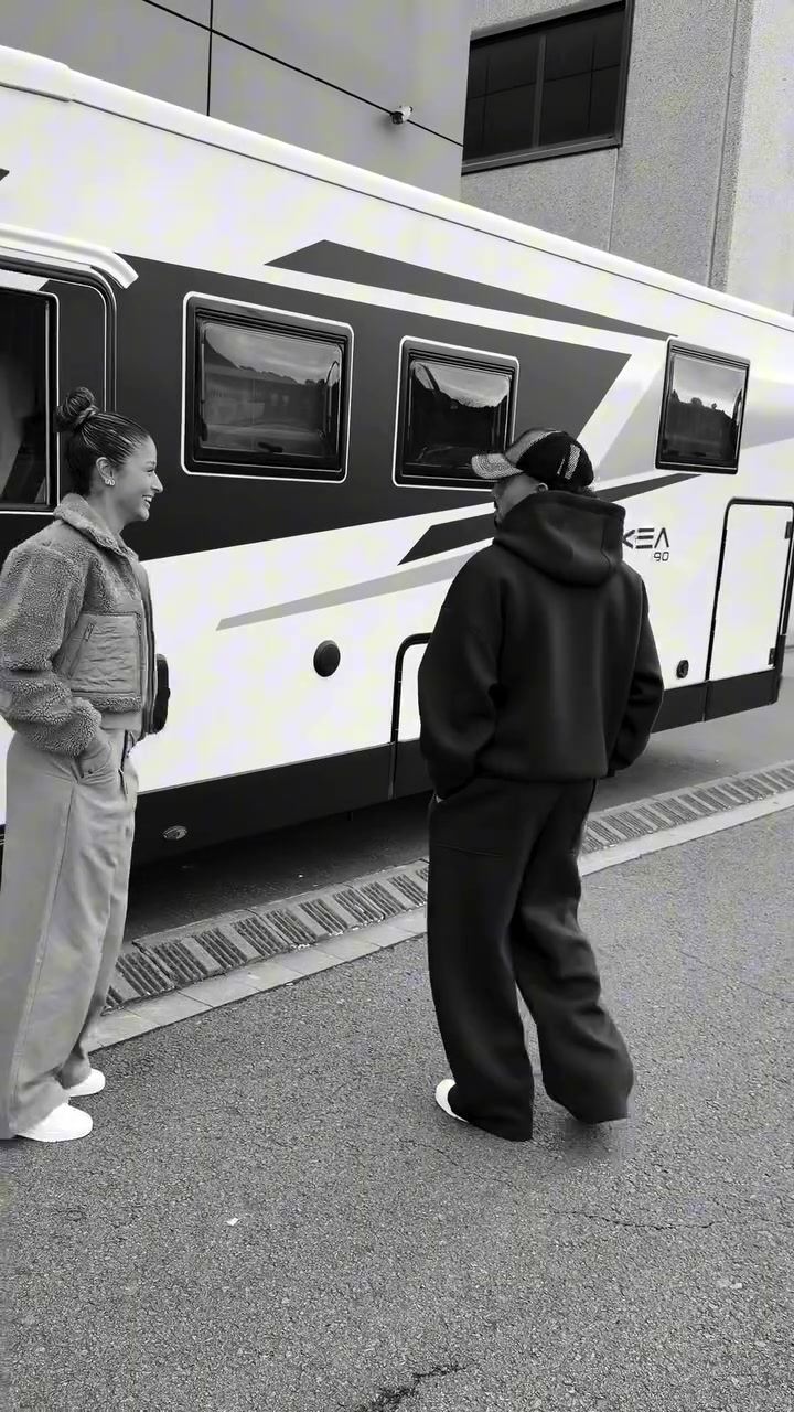 29岁生日圆梦妻子送拉菲尼亚房车当礼物，后者一脸不可置信