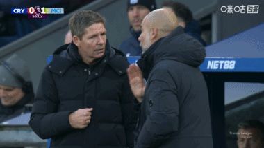 教练唠上了！瓜帅和格拉斯纳在场边就判罚进行长时间的讨论