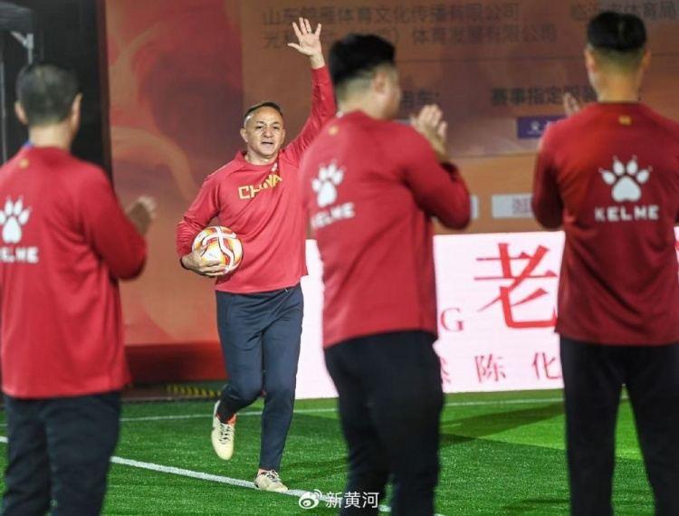 泰山功勋外援巴力斯塔表演赛破门：找到当年和宿茂臻搭档的感觉