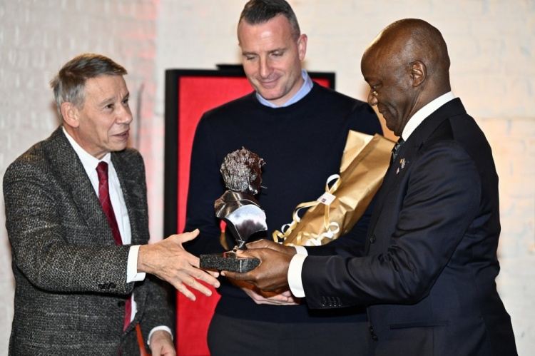 当选比利时年度最佳教练！孔帕尼：这一奖项对我意义非凡