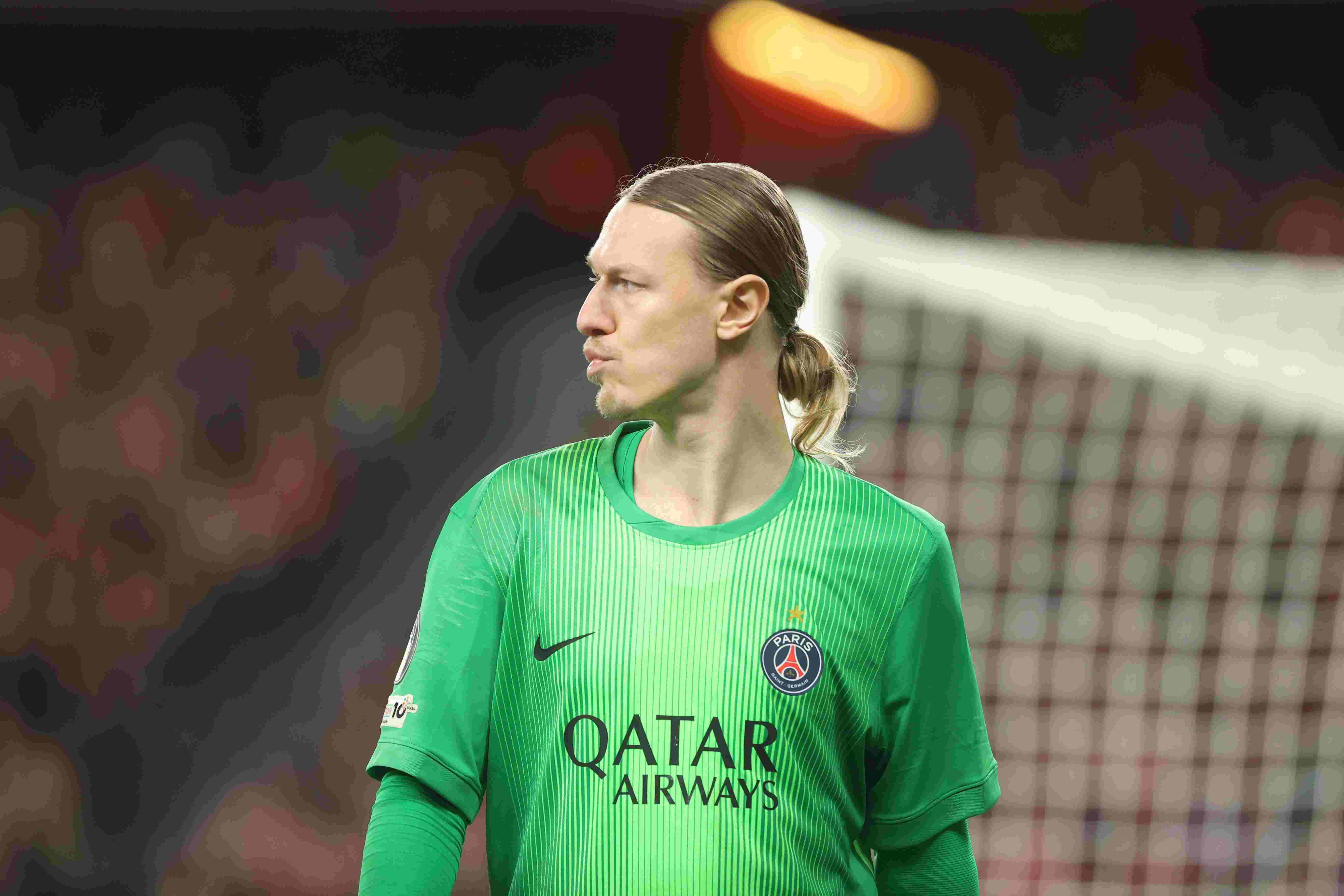 队报：巴黎担心萨福诺夫被问乌克兰后卫扎巴尔尼和舍瓦利埃的问题