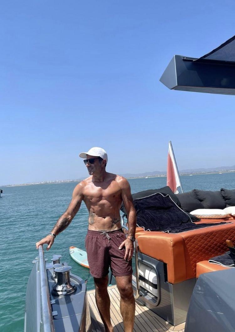 调侃C罗肌肉一般？来看看53岁老帅哥菲戈退役后的身材