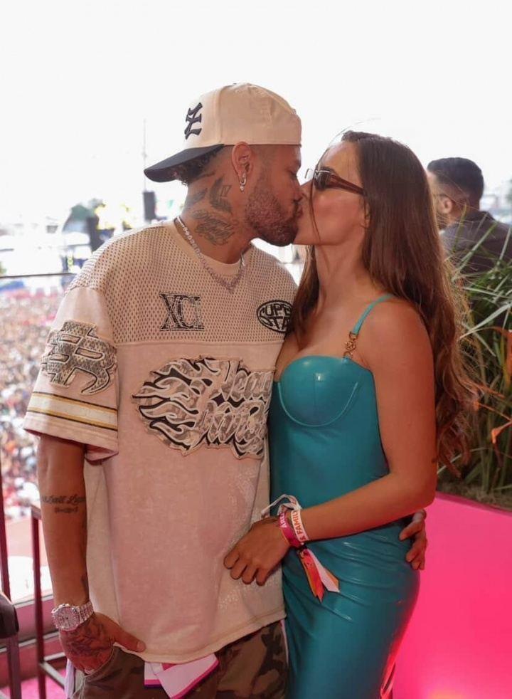 忘记足球13天了内马尔携全家看演唱会，与女友甜蜜拥吻秀恩爱