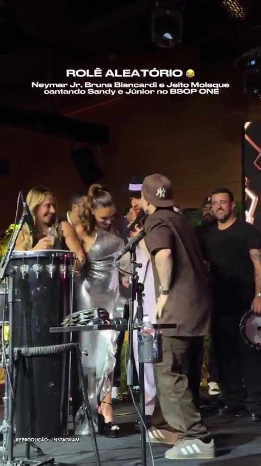 多才多艺！内马尔与女友出席晚会登台献唱，内马尔又唱又跳又拍鼓