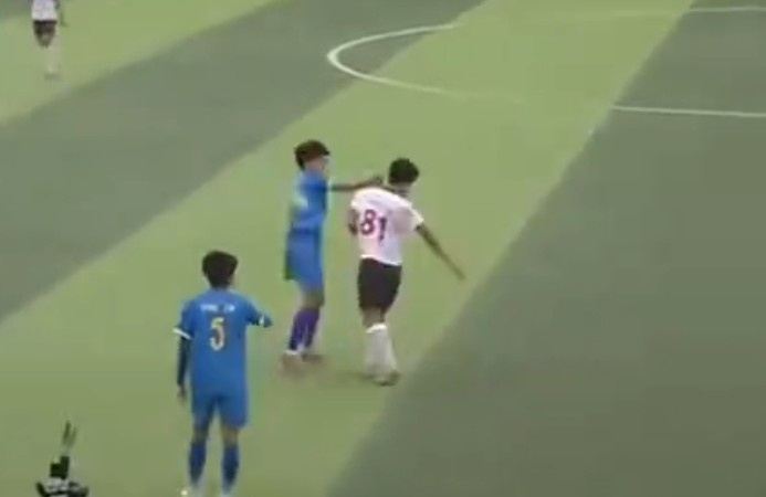 比赛中拳击对手！四川足协官方：打人球员何俊杰被禁赛3年