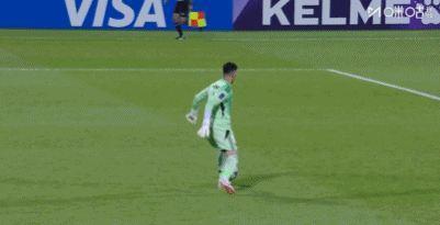 裤子都被扯坏了亚冠门将逆天大脚抡空 拉拽吃红点，对手失点