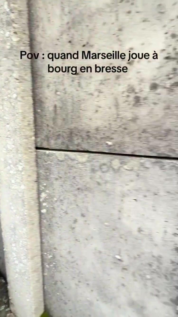 瞄人缝法国杯法丙球队主场0-6马赛 球场外一排球迷扒墙缝看球