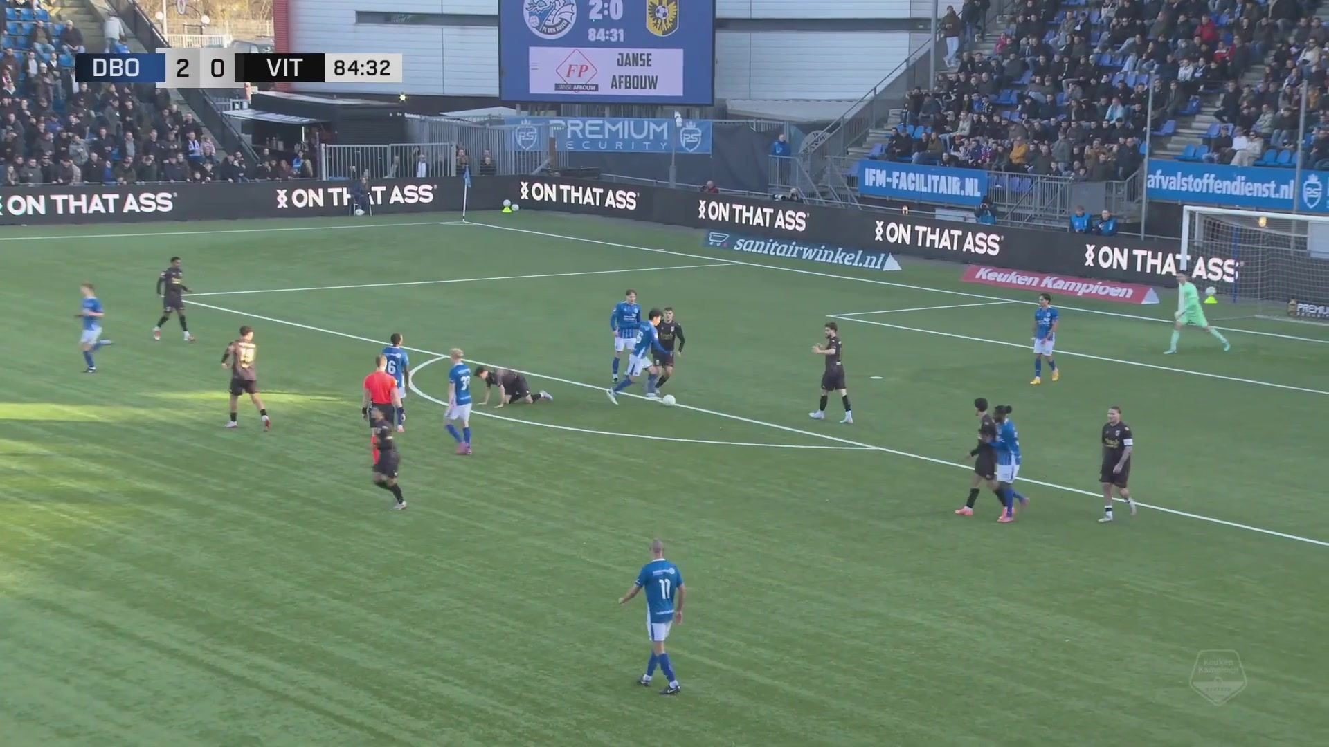 名场面！王博豪哨响后射门引冲突，与对手互拽球衣，主裁连出6黄