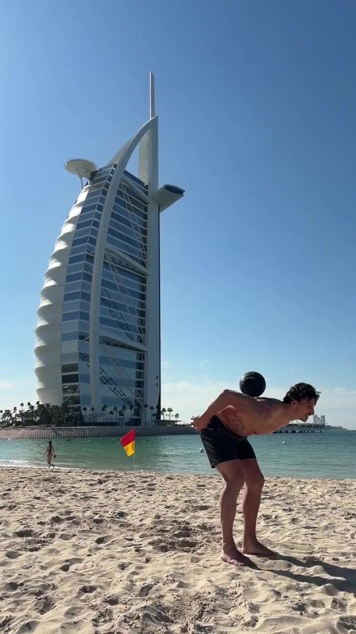 这身体44岁伊布花式颠球 俯卧撑，起身原地腾空完成倒钩