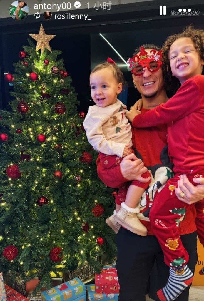 一手抱一个！安东尼晒照庆祝圣诞节，母亲也送来祝福