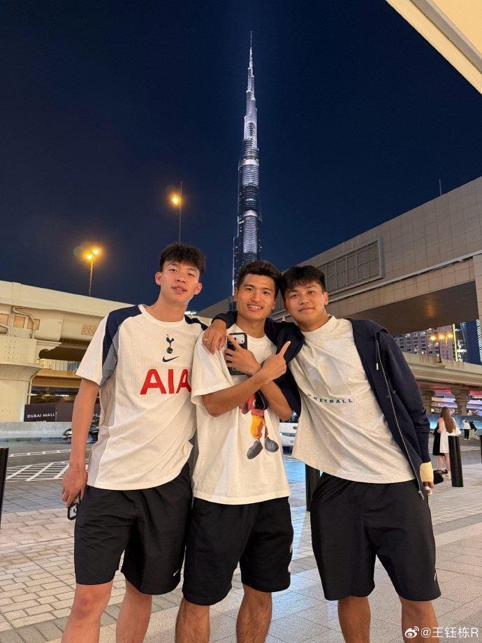 U22国足在阿联酋备战U23亚洲杯，王钰栋晒多张与队友的合照