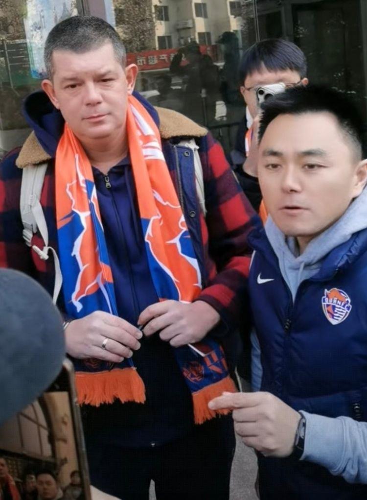接替李霄鹏！青岛海牛队新任主教练米兰-里斯蒂奇已抵达青岛