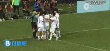 活久见省港杯广东被判点球，姜至鹏死死按住主裁手不让他掏牌