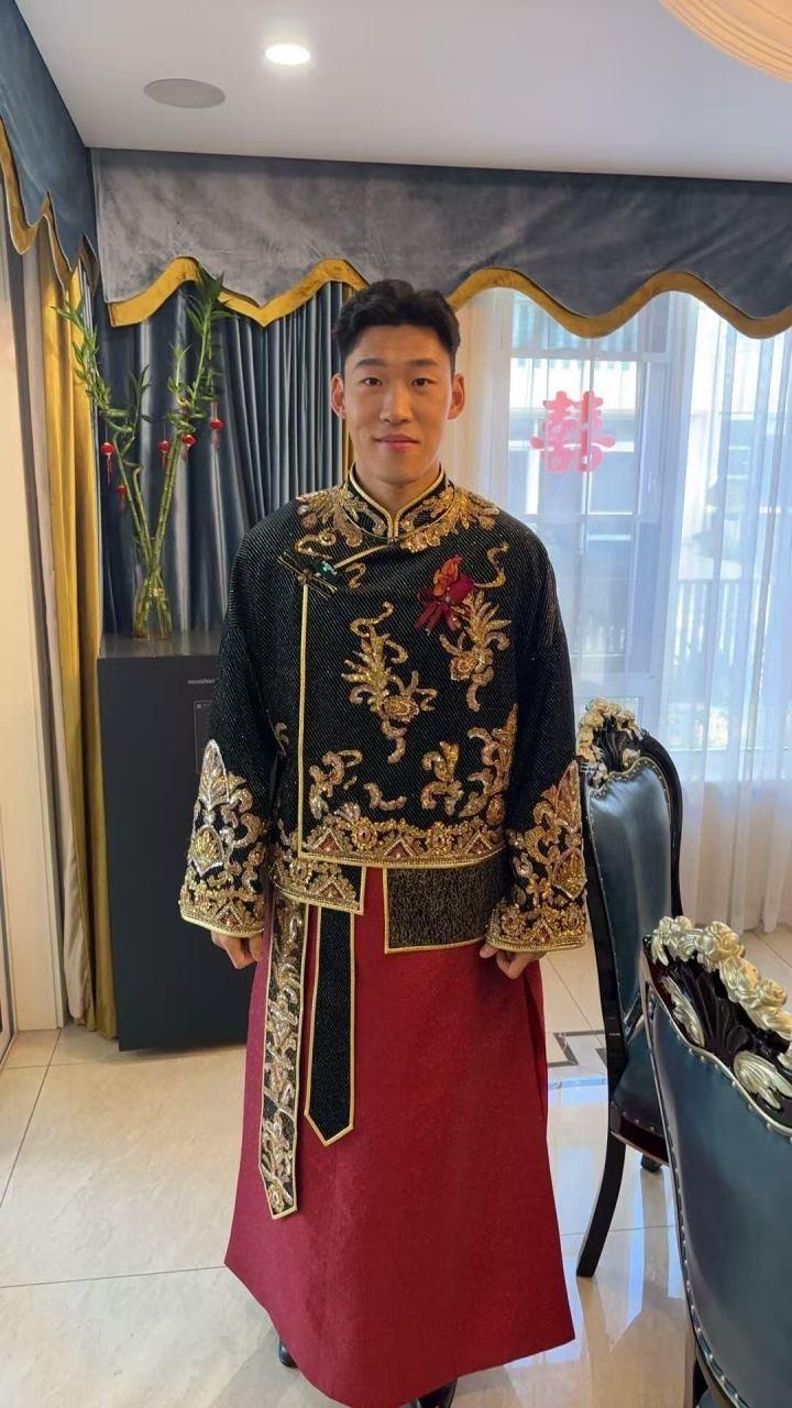 恭喜！25岁的朱辰杰今日大婚，身着中式大马褂