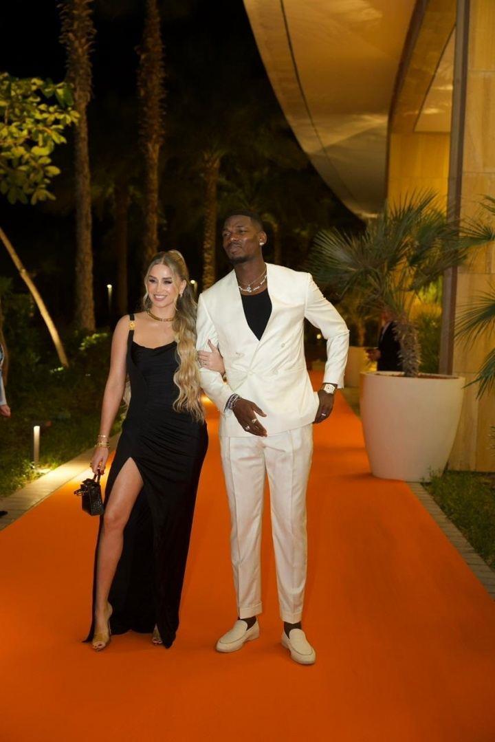 获最佳复出奖！32岁博格巴一身白衣出席颁奖，妻子着黑裙大秀长腿