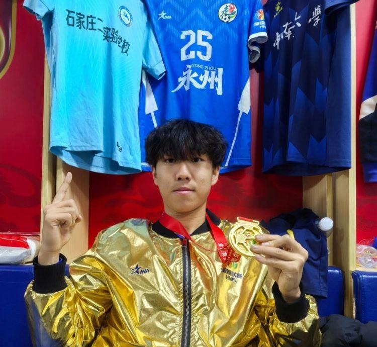 永州小球员晒湘超夺冠照，父亲留言：别飘，快期末考试了