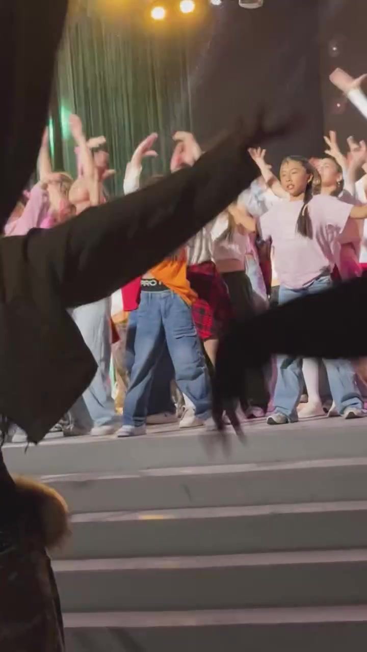 太棒了瓦科女儿穿泰山球衣登台演出，在第一排跳舞毫不怯场