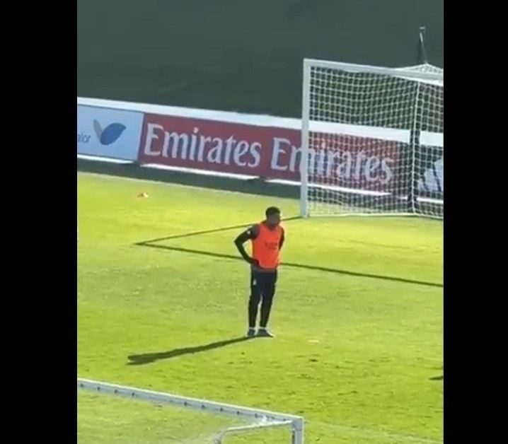 记者晒出昨日训练视频：姆巴佩一度退出训练，目标赶上西超杯