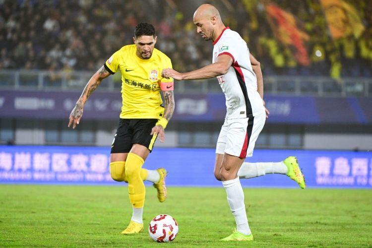 记者：山东泰山报价西海岸中卫里切利，面临维多利亚等队竞争