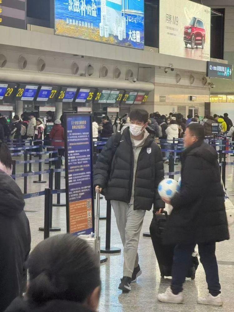 博主：毕津浩与大连英博成功续约，他正随英博参加海南冬训