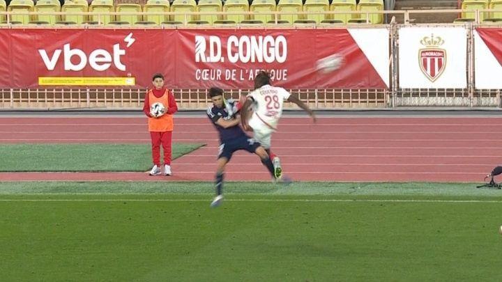 吓人摩纳哥中场停高空球没看到对手，直接飞踹塔利亚菲科脖子