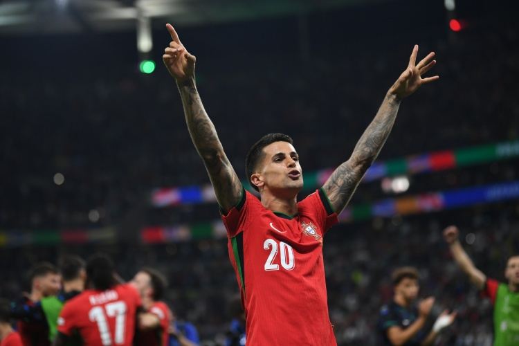 米体：如果坎塞洛加盟巴萨，国米将不再引进右边翼卫并信任恩里克