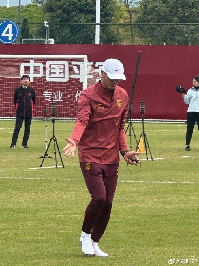 记者晒邵佳一国足首练情况：于汉超摆放训练设施，吕焯毅接受采访