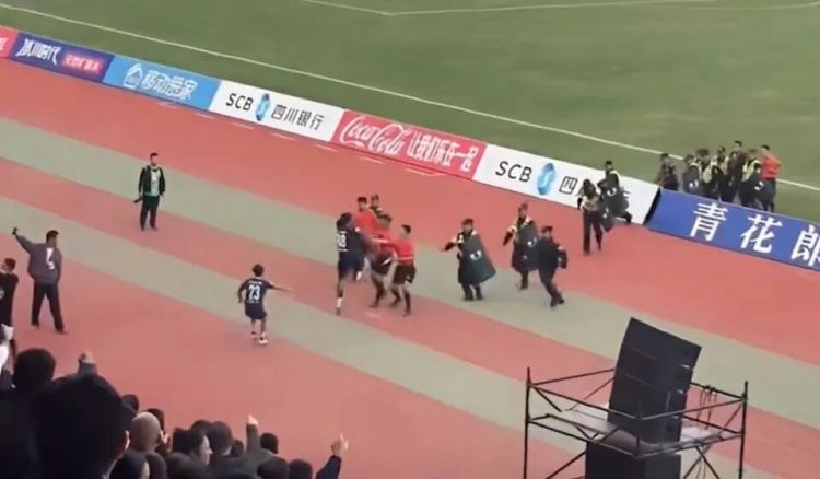 四川足协：飞踹并拳击裁判的日火瓦体省内比赛禁赛五年