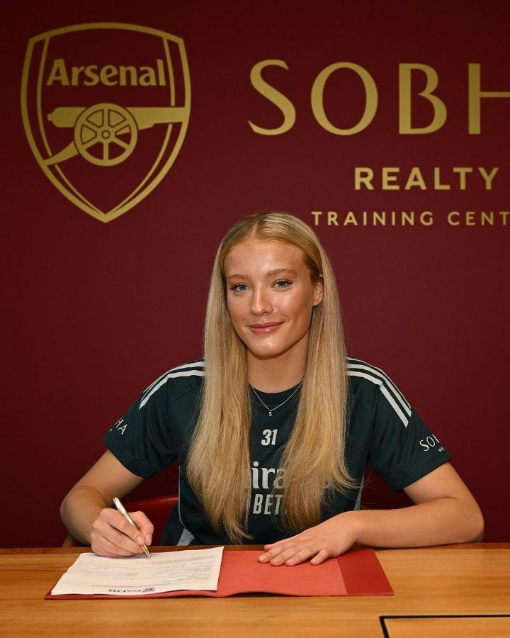 约克雷斯老乡！阿森纳女足官宣签下19岁瑞典后卫霍尔姆贝里