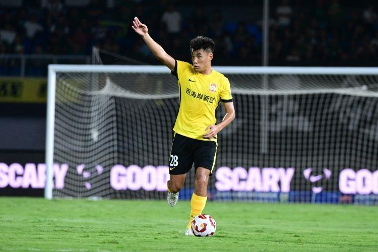 青岛媒体：上赛季末段被三停的张呈栋回到西海岸，董宇也正在试训