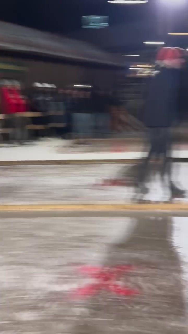 精准命中！穆勒社媒晒在慕尼黑户外玩冰壶视频