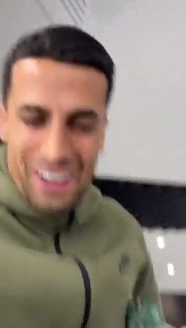 开心到飞起！坎塞洛得知即将租借回归巴萨，在更衣室兴奋拍视频