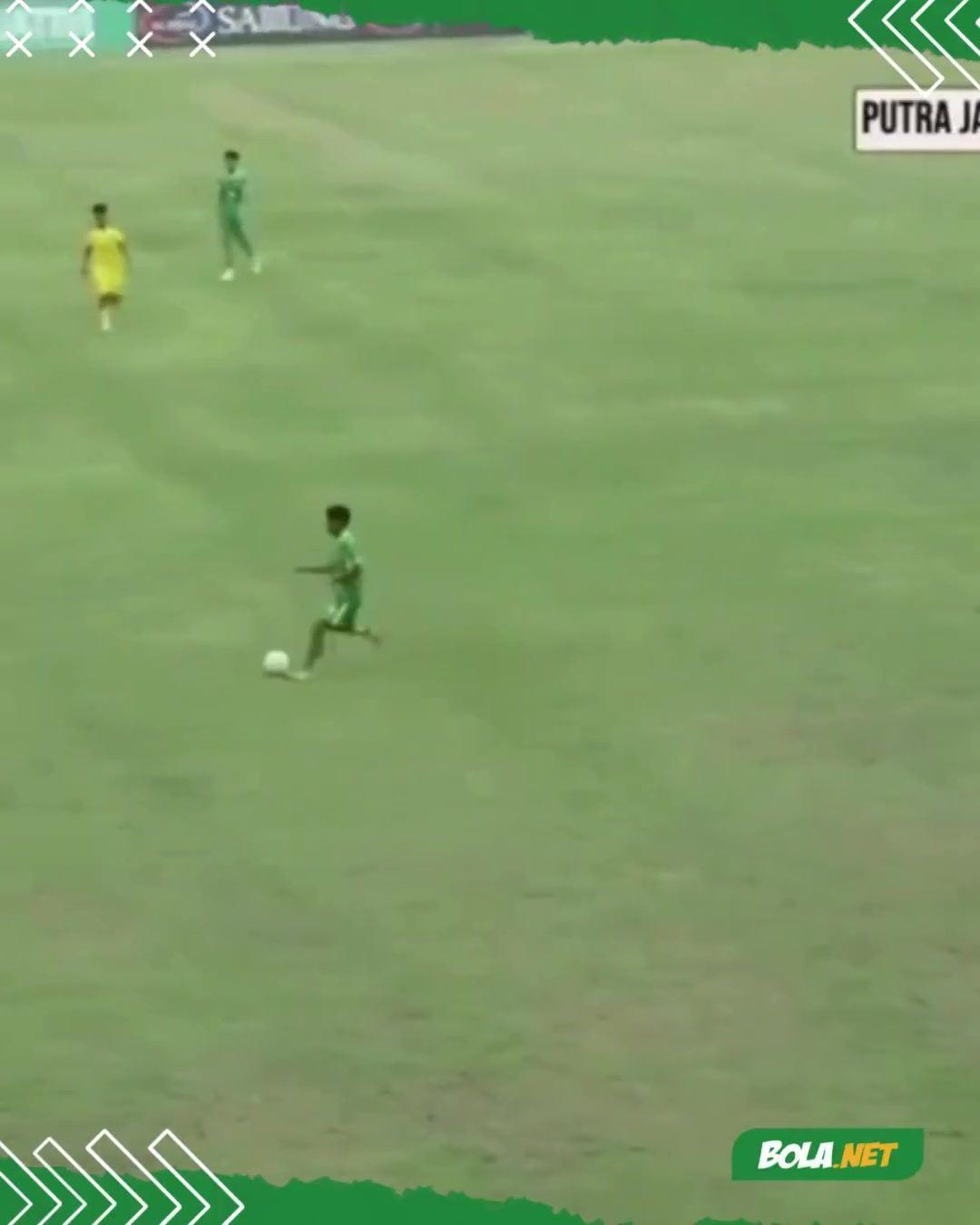 终身禁赛！印尼球员腾空飞踹对手胸部，被罚250万印尼盾 终身禁赛