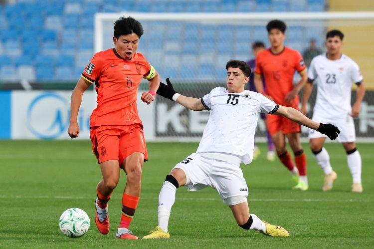 黄健翔谈U23国足半场：后场防守结构保持不错 但传接球失误还是多