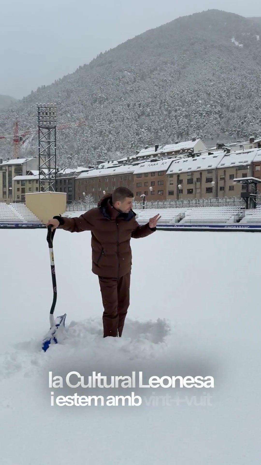 为确保比赛顺利进行，安道尔FC老板皮克亲自来到球场铲雪